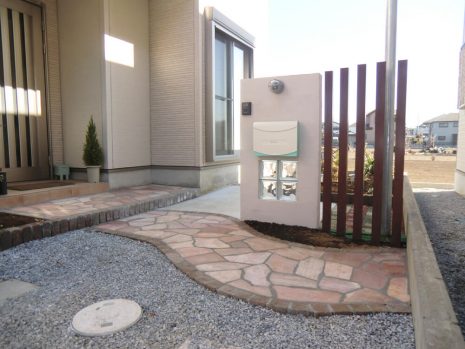 千葉県野田市　白い中に石貼りのアプローチ NO.69