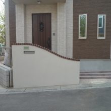 曲線美な門柱とウッディーなアプローチ NO.140の施工写真1