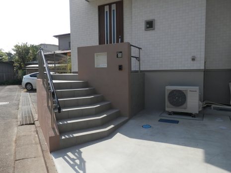 埼玉県上尾市　玄関前の階段の形状と段差にはこだわりました NO.223
