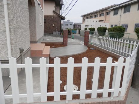 【久喜市】　建物に合わせた白いフェンスとレンガの門柱 NO.239
