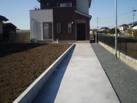 【久喜市】　コンクリートでシンプルなアプローチ NO.247