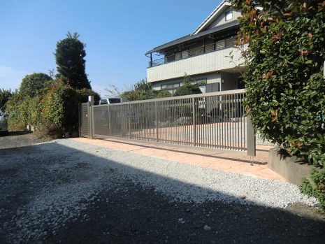 埼玉県越谷市　スタンプコンクリートと跳ね上げ門扉 NO.347