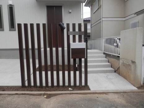 埼玉県さいたま市　枕木材を門柱に NO.363