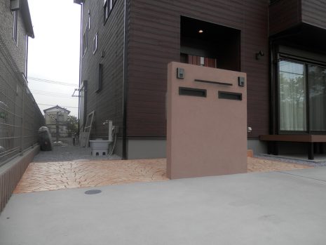 埼玉県伊奈町　スタンプコンクリートとブラウンの門扉 NO.433