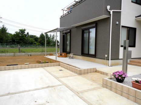 【久喜市】　テラス+物置+フェンスのセミクローズ外構 NO.448