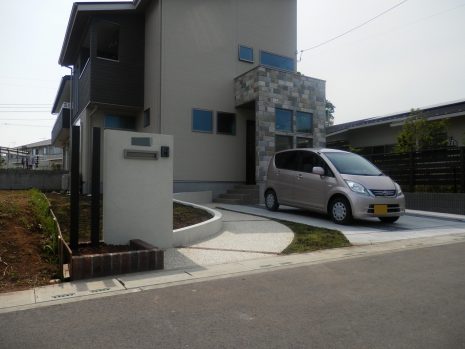 埼玉県宮代町　洗い出しの曲線アプローチと芝がアクセント NO.446