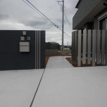黒基調に合わせたスタンプコンクリート NO.320の施工写真メイン