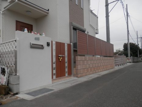 埼玉県春日部市　リフォームで、木彫のクローズ外構へ NO.366