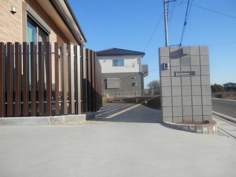 埼玉県加須市　木調のスクリーンフェンスで目隠し NO.383