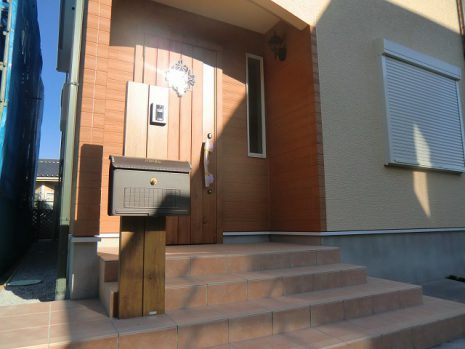 埼玉県さいたま市　明るい木目調に合わせたデザインポスト NO.124