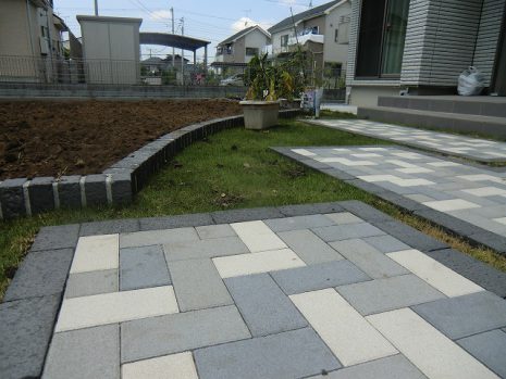 埼玉県幸手市　機能門柱スティムと敷石のアプローチ NO.157