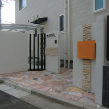 2世帯住宅は色違いの門塀で演出 NO.199の施工写真