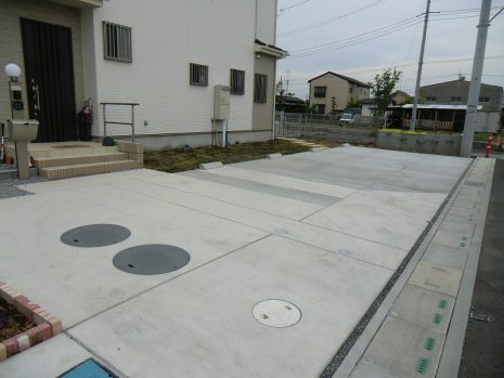 埼玉県幸手市　土間の色に変化をつけた広い駐車場 NO.238
