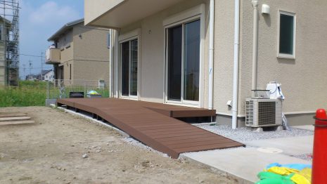 埼玉県越谷市　ウッドデッキからスロープで降りる NO.163