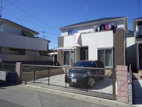 埼玉県羽生市　車2台分ワイドな跳ね上げ門扉でシャープにきめる NO.212