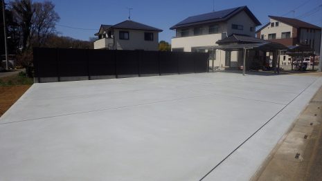 埼玉県のカーポート　広い敷地にカーポートとコンクリート NO.292