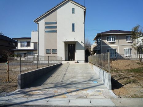 【久喜市】　長いアプローチは華やかに NO.131