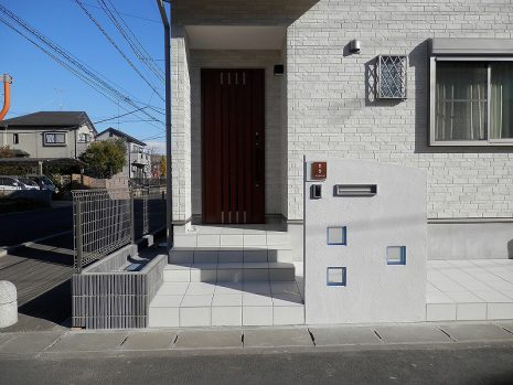 【久喜市】　白い門袖にガラスブロック NO.186