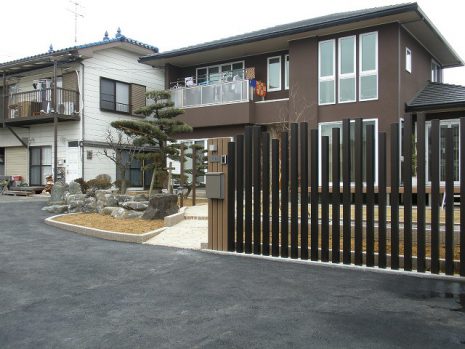 埼玉県越谷市　木目の機能門柱と角柱のフェンス NO.65
