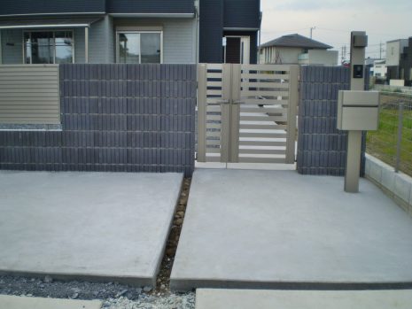 埼玉県杉戸町　住宅の色と合わせゴールドで高級感UP! NO.441