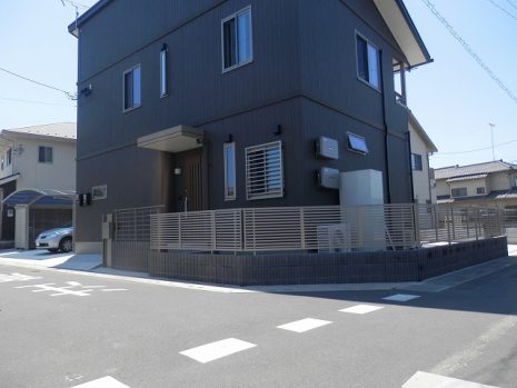 埼玉県のカーポート　鮮やかなブルーのカーポート NO.284