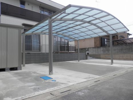 埼玉県のカーポート　カーポートと物置とウッドデッキのカラーを同系色に NO.294