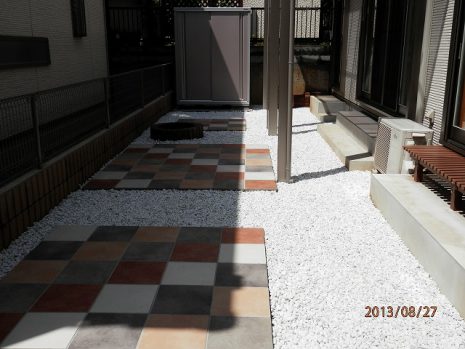 【蓮田市】　タイルが庭石のアクセント NO.160