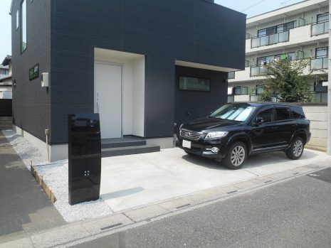 埼玉県さいたま市　ブラック機能門柱をアクセントに NO.312