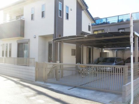 埼玉県さいたま市　4台分のカーポートと個性的な門扉 NO.16