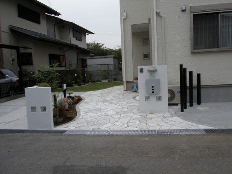 千葉県野田市　石貼りアプローチの上に白壁で目立たせて NO.19