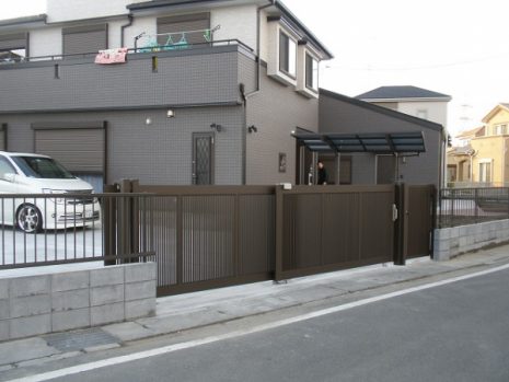 埼玉県のカーポート　ワイドなゲートもしっくりと NO.24