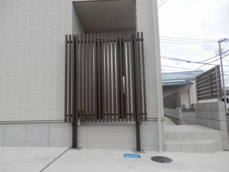 埼玉県桶川市　玄関をスリットフェンスで目隠し NO.454