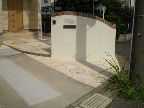 埼玉県のカーポート　欧風な建物に合う石貼りのアプローチ NO.478