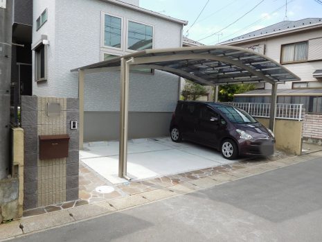 埼玉県のカーポート　個性的なデザインの石貼りアプローチで  NO.486