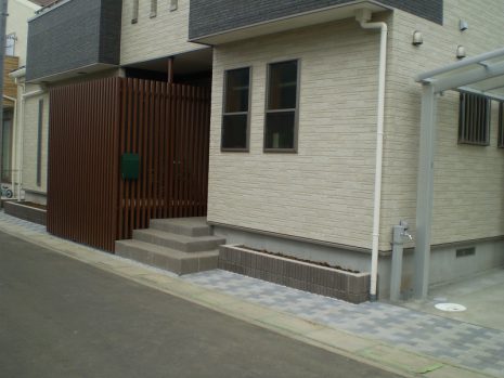 埼玉県さいたま市　建物まわりは自然を残しつつコンクリートで施工 NO.535