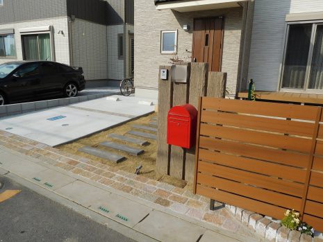 埼玉県越谷市　枕木に赤いポスト自然な感じで NO.550