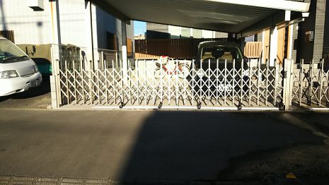 埼玉県さいたま市　事故で壊れたフェンスを修復 NO.549