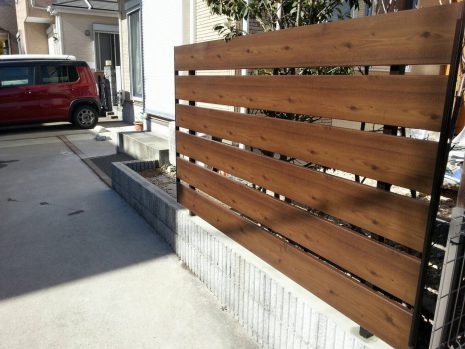 埼玉県草加市　木目の目隠しフェンスを設置しました NO.553