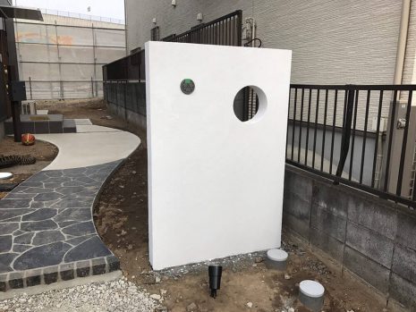 【久喜市】　白い門塀と石貼りアプローチ NO.571