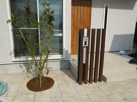 埼玉県のカーポート　スタンプコンクリートの中に樹木を植えて NO.577