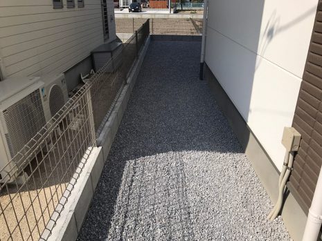 埼玉県幸手市　雑草対策の砂利とウッドデッキ NO.602