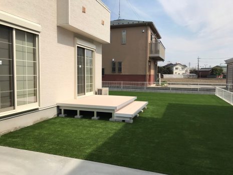埼玉県杉戸町　ラステラのウッドデッキと人工芝でさわやかなお庭に NO.587