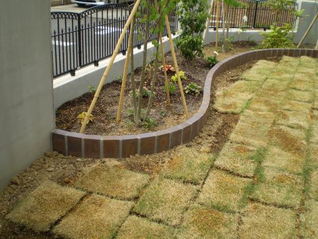 【蓮田市】　ブロックで曲線の花壇を作成 NO.622