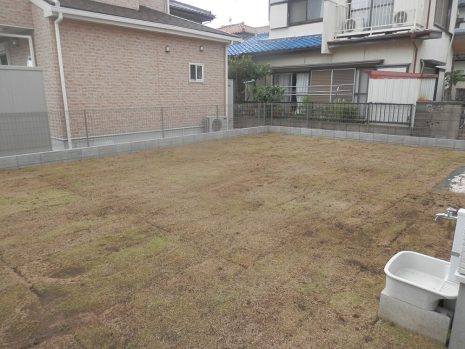 【久喜市】　雑草対策に芝生と砕石 NO.637