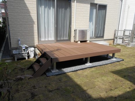 埼玉県川口市　ウッドデッキと天然芝で雑草対策 NO.698