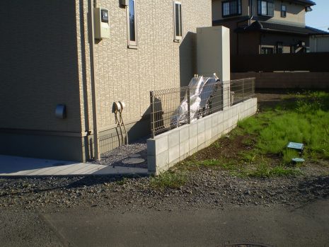 埼玉県上尾市　雑草対策とフェンス取付け NO.705