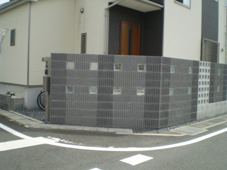 【白岡市】　門塀はブロックの種類を変えて…NO.729
