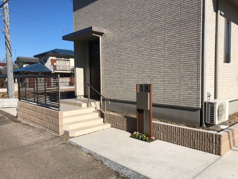 茨城県かすみがうら市　木目調の機能門柱 NO.792