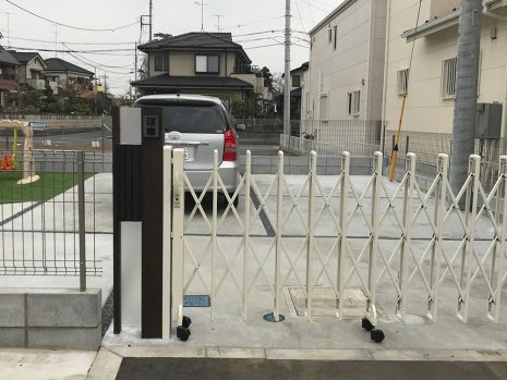 【蓮田市】　機能門柱と伸縮門扉でクローズ外構 NO.835