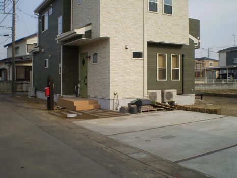 埼玉県幸手市 木目の機能門柱に赤いポスト NO.822